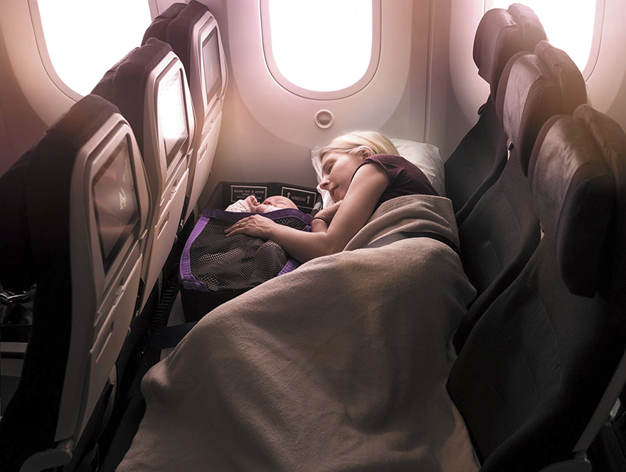 skycouch air new zealand 11 - Companhia aérea ameniza sofrimento das mães com bebês mais fácil