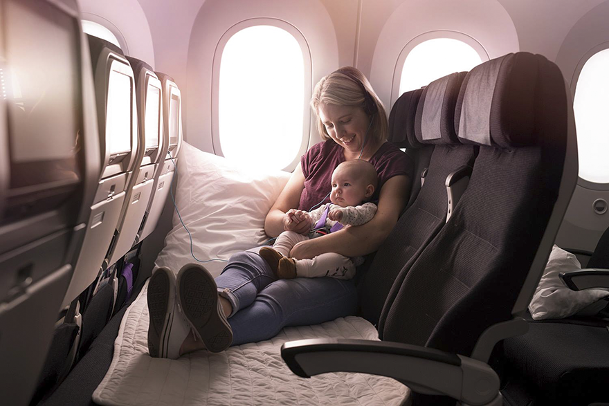skycouch air new zealand 12 - Companhia aérea ameniza sofrimento das mães com bebês mais fácil