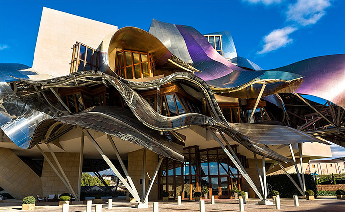 5c50114354382 hotel 5c487077efbe0  700 - Os impressionantes edifícios do arquiteto Frank Gehry