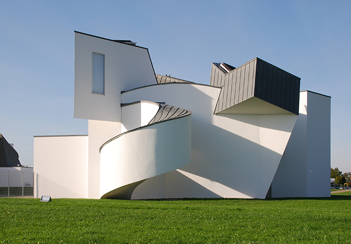 5c501143eb0d2 1 5c486fe78dac9 700 - Os impressionantes edifícios do arquiteto Frank Gehry