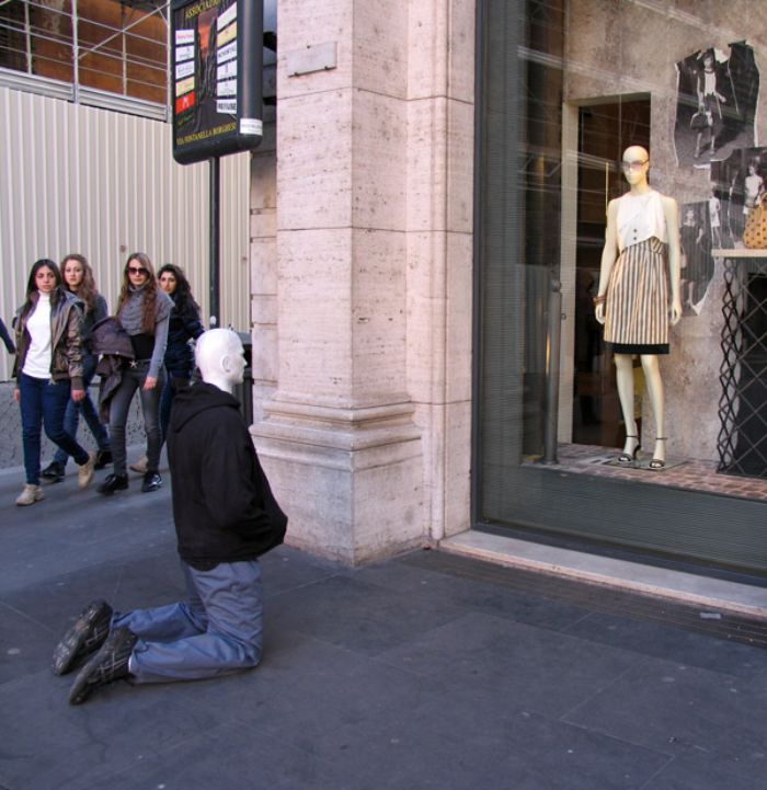 5d146eafd2d62 mannequins city street art installation trolling sculptor artist mark jenkins 57 5d1318337ff0a  700 - Manequins realistas nas ruas