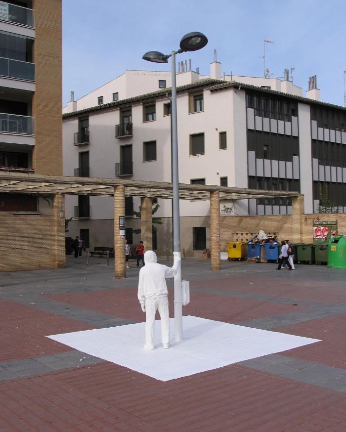 5d146eb060c34 mannequins city street art installation trolling sculptor artist mark jenkins 7 5d1317da445e4  700 - Manequins realistas nas ruas
