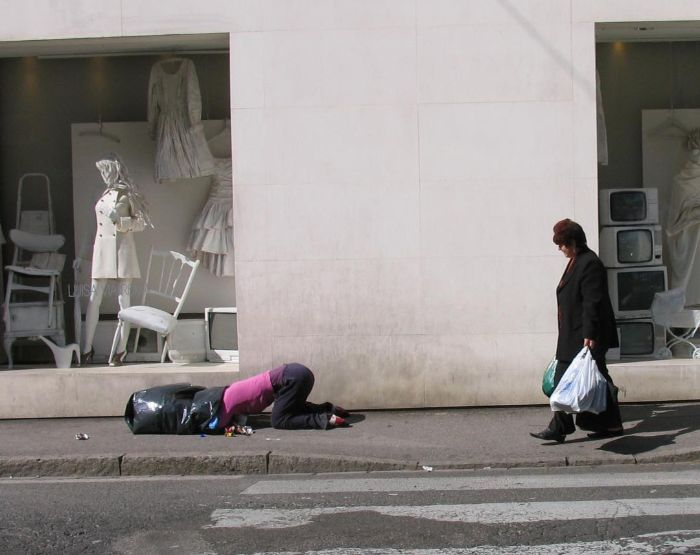 5d146eb07cfcd mannequins city street art installation trolling sculptor artist mark jenkins 8 5d1317dbd6eb0  700 - Manequins realistas nas ruas