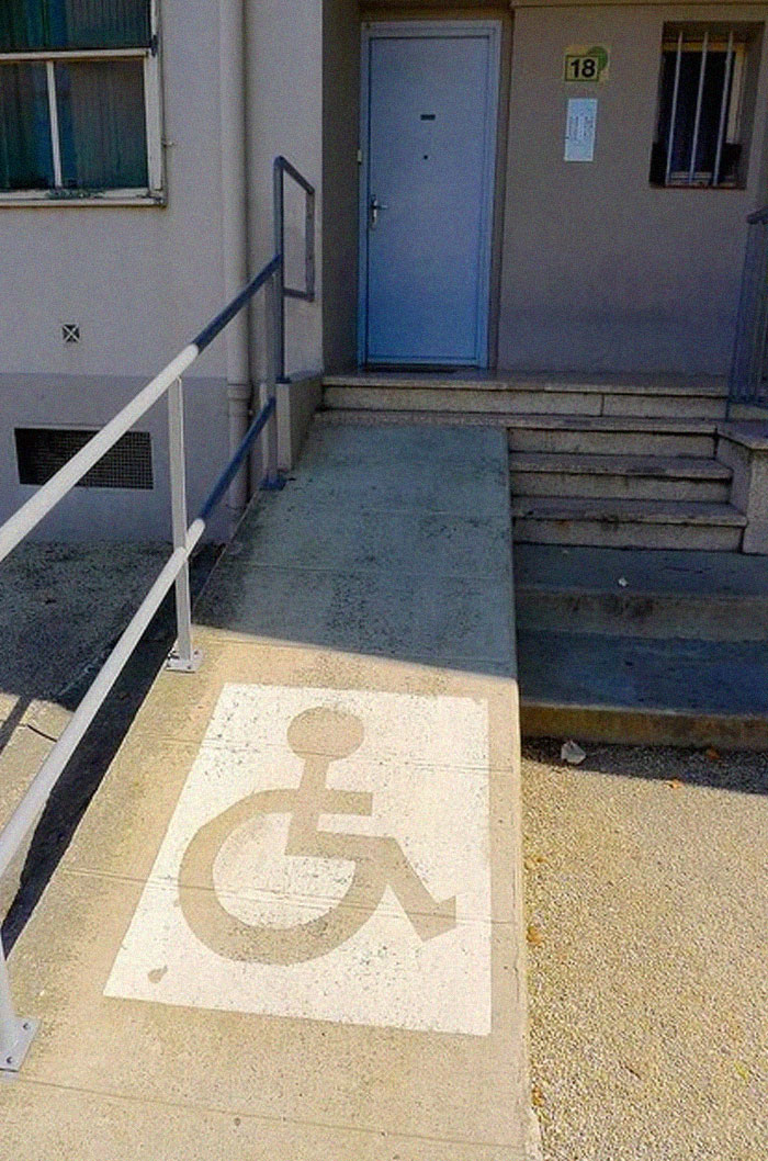 5d53b6291bd82 extreme wheelchairing accessibility fails 5 5d4d681fdc139 700 - 30 erros grotescos de acessibilidade