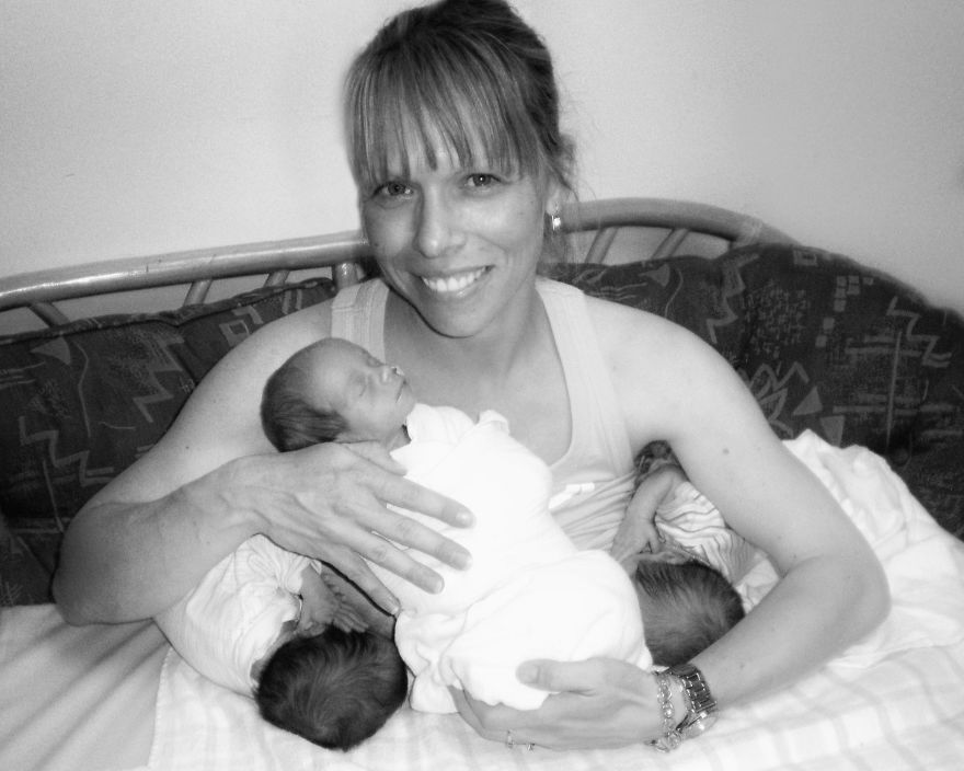 5d68d21043d23 Breastfeeding Triplets 3 5d5524d21a582  880 - Mãe de gêmeos e depois trigêmeos documenta sua família em fotos adoráveis