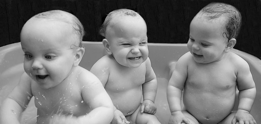 5d68d210d4a3b 115 months girls having an outdoor bathbws 5d5510ea5fd52  880 - Mãe de gêmeos e depois trigêmeos documenta sua família em fotos adoráveis