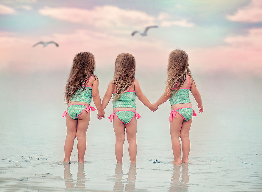 5d68d212aca10 385 months girls beach redonex 5d5511130781a  880 - Mãe de gêmeos e depois trigêmeos documenta sua família em fotos adoráveis