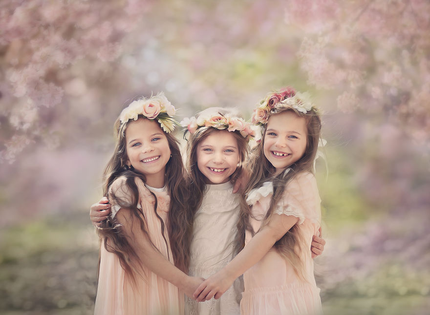 5d68d2170eb35 spring girls 5d55119f12815  880 - Mãe de gêmeos e depois trigêmeos documenta sua família em fotos adoráveis