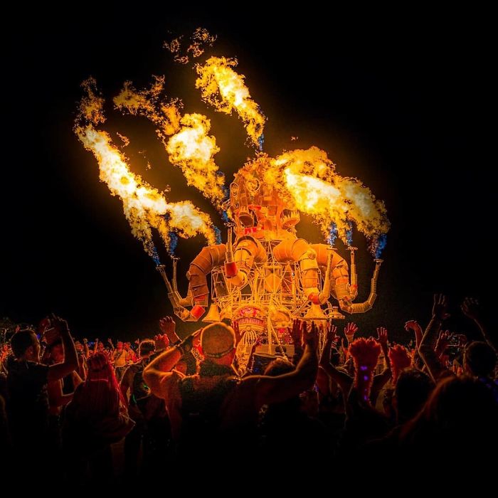 5d6f6c51f3b41 B1pGS5Mg96F png  700 - 30 fotos do festival Burning Man Nevada 2019