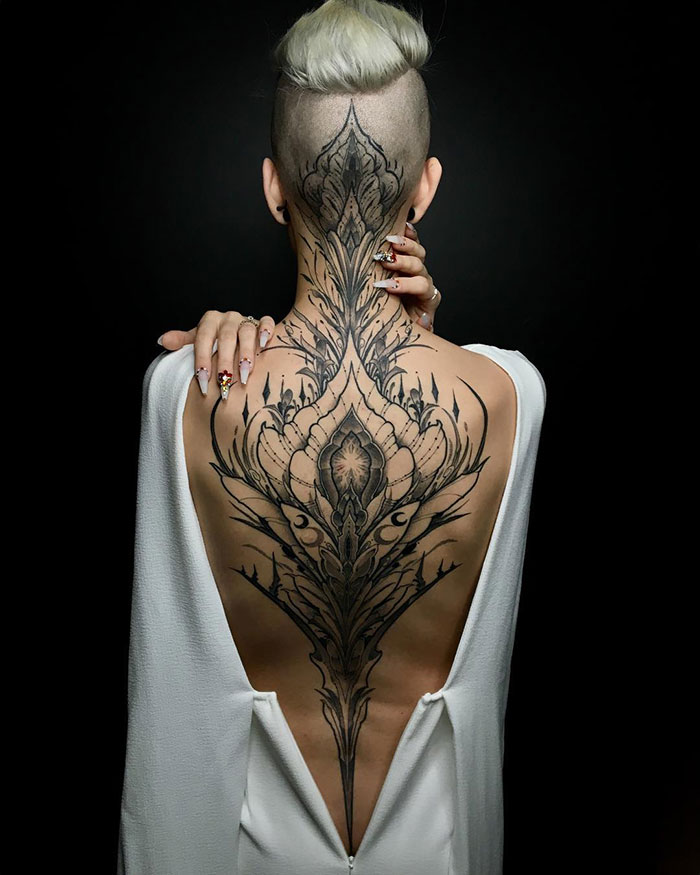 5d7b42bc28f47 full back tattoo ideas 81 5d1615c114cb2  700 - 30 tatuagens de costas incrivelmente detalhadas