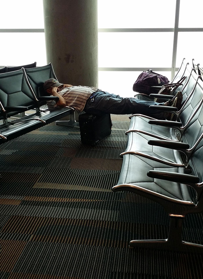 5d832ed7108e9 funny people sleeping positions 69 5d7617ad80f96  700 - Pessoas dormindo em posições extremamente desconfortáveis