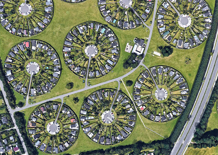 5da02f8fd4fda brondby haveby allotment gardens copenhagen denmark 5 - Jardins circulares na Dinamarca parecem chamar ET´s