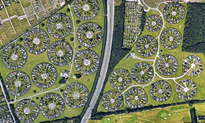 5da02f9020d7d brondby haveby allotment gardens copenhagen denmark 4 - Jardins circulares na Dinamarca parecem chamar ET´s
