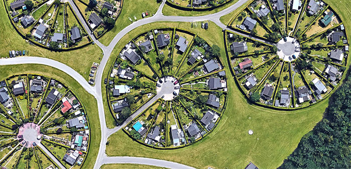 5da02f90624c9 brondby haveby allotment gardens copenhagen denmark 2 - Jardins circulares na Dinamarca parecem chamar ET´s