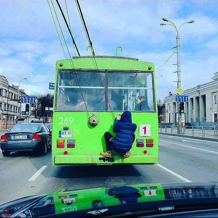 5dc3d4bc9ee46 BgldT48F7Kw png  700 - Conta do Instagram compartilha as coisas mais estranhas do transporte público