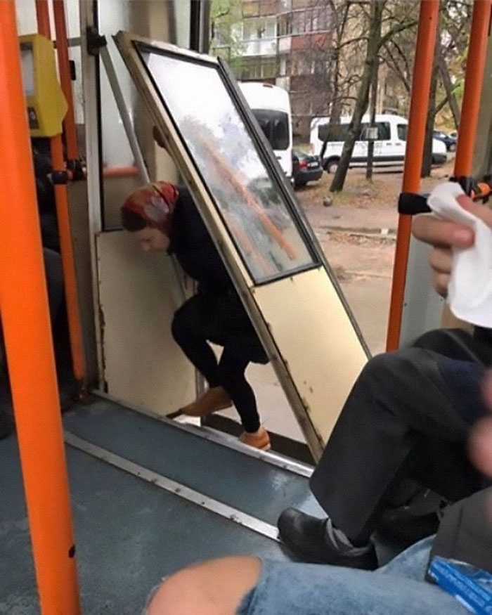 5dc3d4bd0f86a humans of trolleybuses 318 5dc2867fa7e4d  700 - Conta do Instagram compartilha as coisas mais estranhas do transporte público