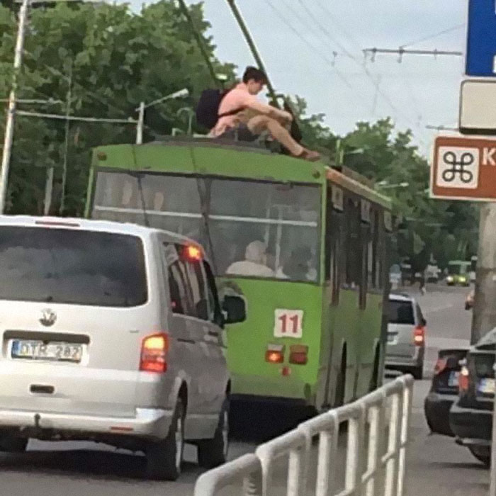 5dc3d4bd912da humans of trolleybuses 319 5dc286c150999  700 - Conta do Instagram compartilha as coisas mais estranhas do transporte público
