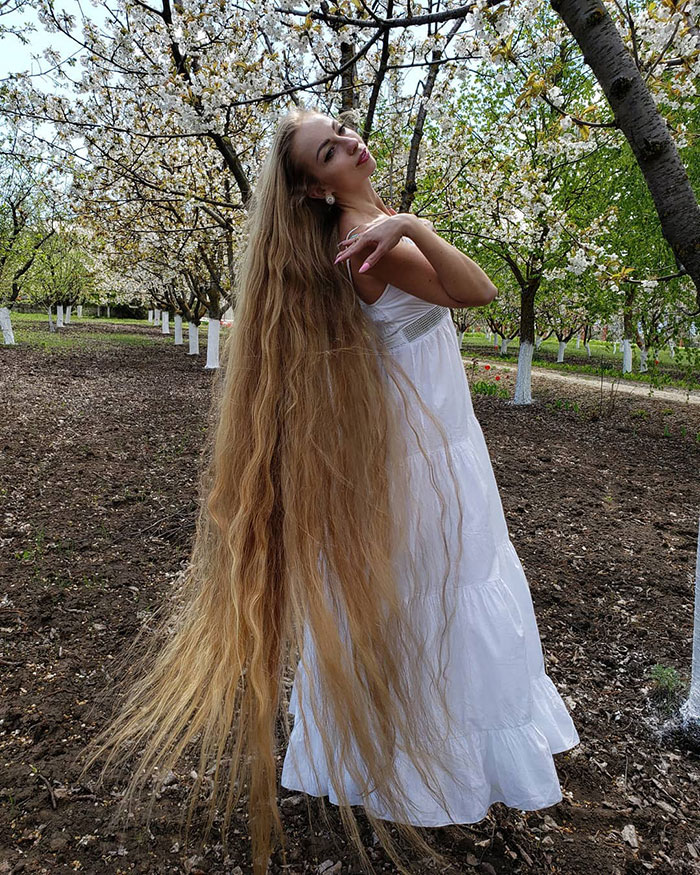 5e0da50a2a6eb alena kravchenko 6 feet long hair 4 5e0b5f6da8439  700 - Conheça a Rapunzel da Vida Real