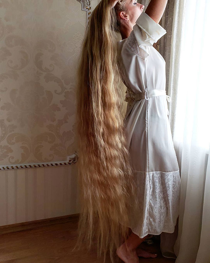 5e0da50acfd32 alena kravchenko 6 feet long hair 5 5e0b5f70a41da  700 - Conheça a Rapunzel da Vida Real