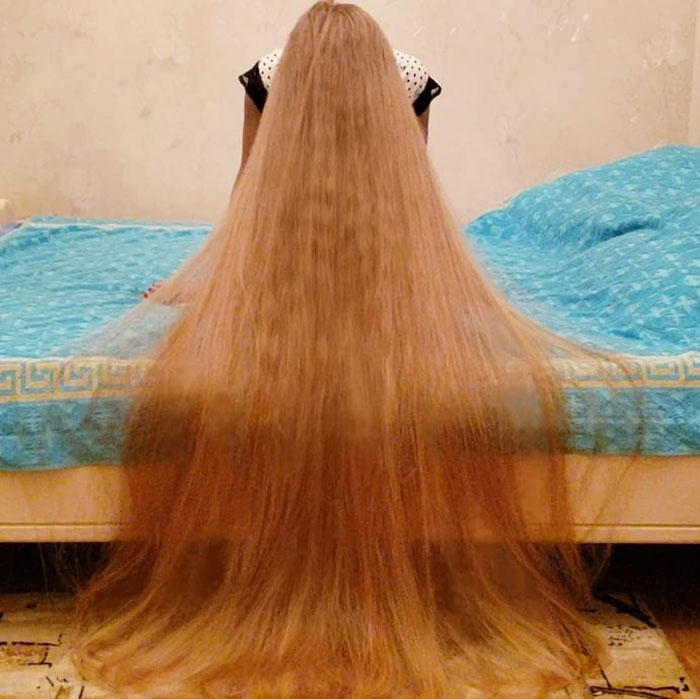 5e0da50b2dd48 alena kravchenko 6 feet long hair 9 5e0b5f79ab517  700 - Conheça a Rapunzel da Vida Real