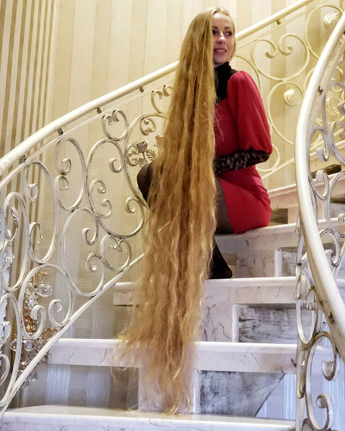 5e0da50b6ebf3 alena kravchenko 6 feet long hair 7 5e0b5f75b99ac  700 - Conheça a Rapunzel da Vida Real
