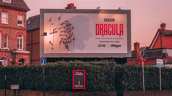 5e16e2b4f300e dracula shadows billboard 5e15a8198ab15  700 - Facas fazem sombra em Marketing de Drácula da BBC