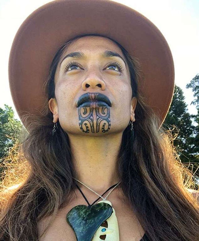 5e42623d44edb journalist maori face tattoo oriini kaipara 9 5e3d8516c98f9  700 - Apresentadora de notícias da Nova Zelândia e sua tatuagem tradicional Maori no rosto