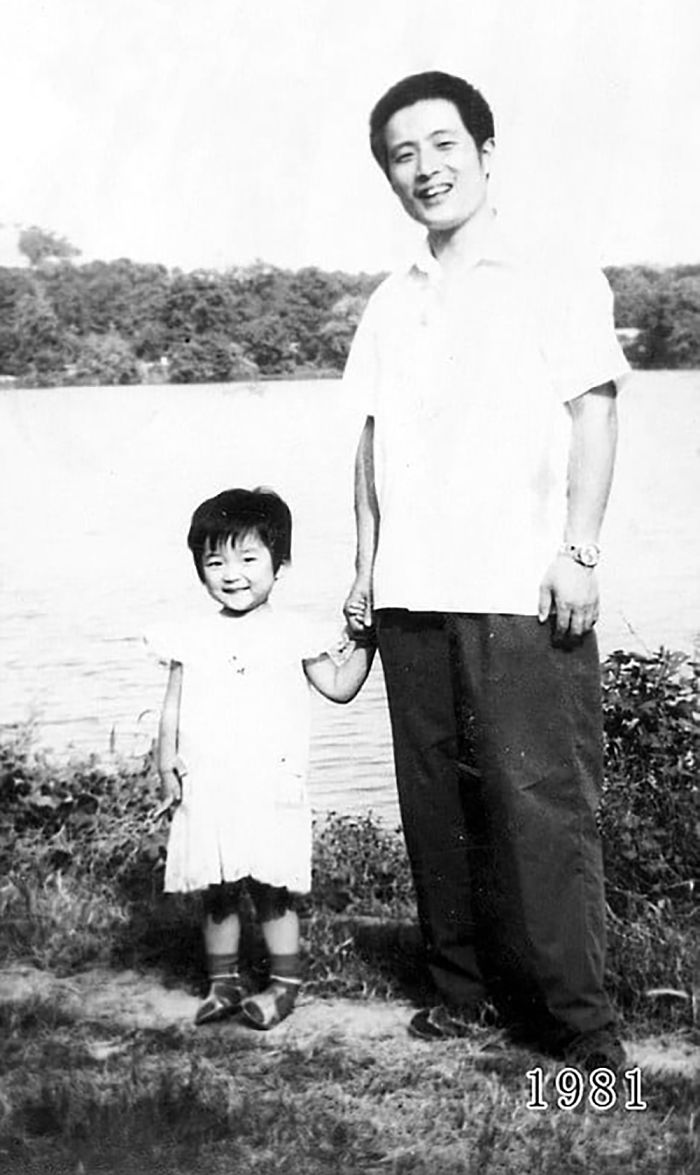 5f3f7456d38a3 dad daughter same photo location different year hua yunqing 1 5 5f3e281835954  700 - Mesma foto, mesmo lugar há 40 anos!