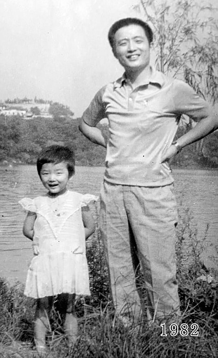5f3f745718219 dad daughter same photo location different year hua yunqing 1 6 5f3e281e26461  700 - Mesma foto, mesmo lugar há 40 anos!