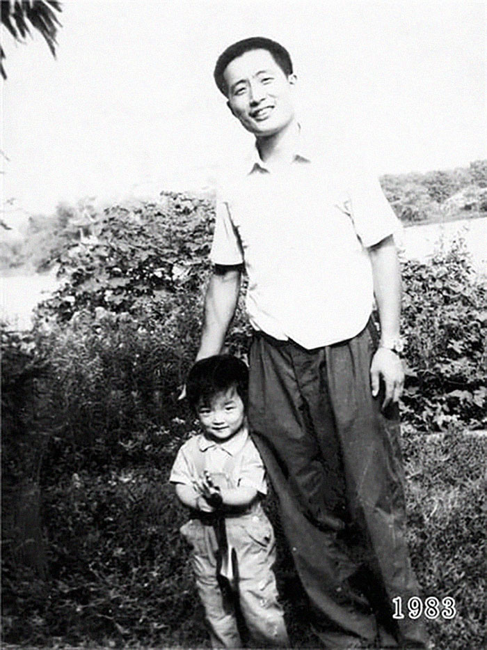 5f3f74573040b dad daughter same photo location different year hua yunqing 1 7 5f3e2820e3ebb  700 - Mesma foto, mesmo lugar há 40 anos!