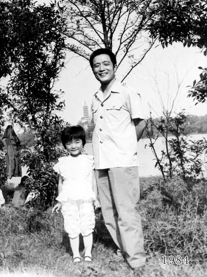 5f3f74576fe24 dad daughter same photo location different year hua yunqing 1 8 5f3e282323f6e  700 - Mesma foto, mesmo lugar há 40 anos!