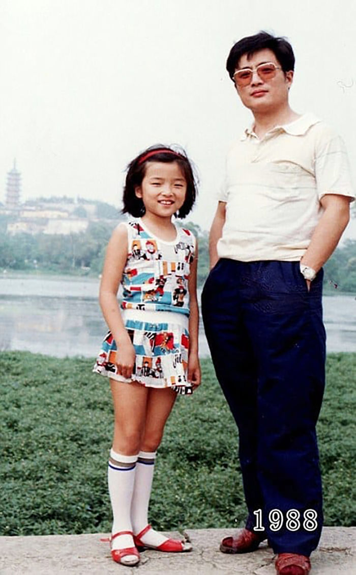 5f3f74583199d dad daughter same photo location different year hua yunqing 1 12 5f3e282f21f54  700 - Mesma foto, mesmo lugar há 40 anos!