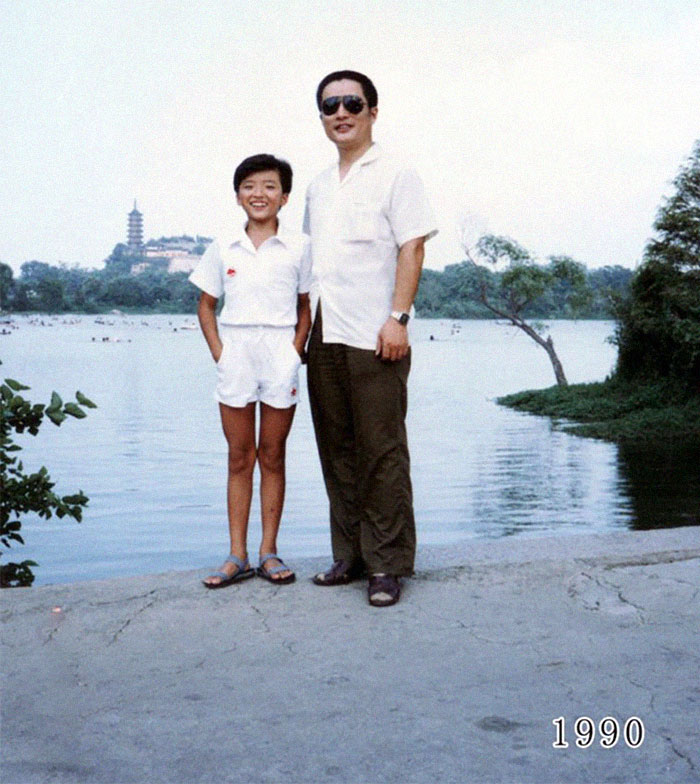 5f3f74588a758 dad daughter same photo location different year hua yunqing 1 14 5f3e2833e6776  700 - Mesma foto, mesmo lugar há 40 anos!