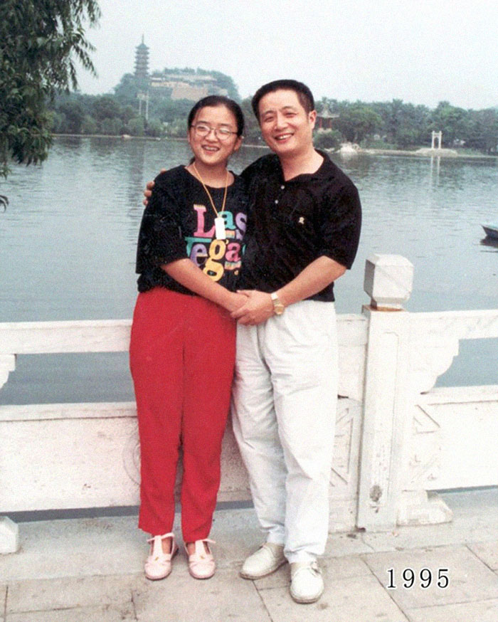 5f3f74596c867 dad daughter same photo location different year hua yunqing 1 19 5f3e283fe1b2d  700 - Mesma foto, mesmo lugar há 40 anos!