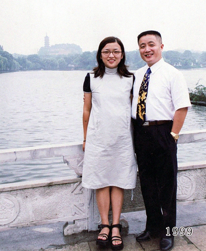5f3f745a13e66 dad daughter same photo location different year hua yunqing 1 22 5f3e2845e2826  700 - Mesma foto, mesmo lugar há 40 anos!