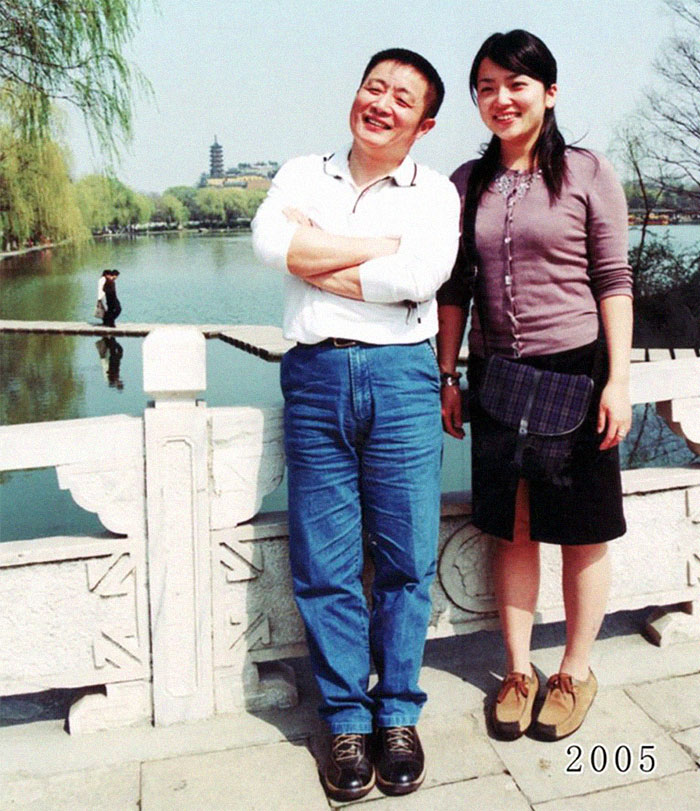 5f3f745b21cc1 dad daughter same photo location different year hua yunqing 1 28 5f3e2854e9bd3  700 - Mesma foto, mesmo lugar há 40 anos!