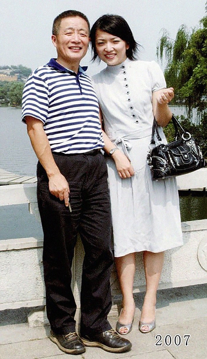 5f3f745b8027e dad daughter same photo location different year hua yunqing 1 30 5f3e2859f296d  700 - Mesma foto, mesmo lugar há 40 anos!