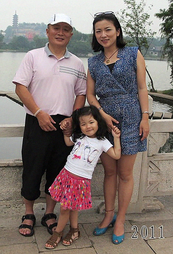 5f3f745c3a76c dad daughter same photo location different year hua yunqing 1 34 5f3e2862ef071  700 - Mesma foto, mesmo lugar há 40 anos!
