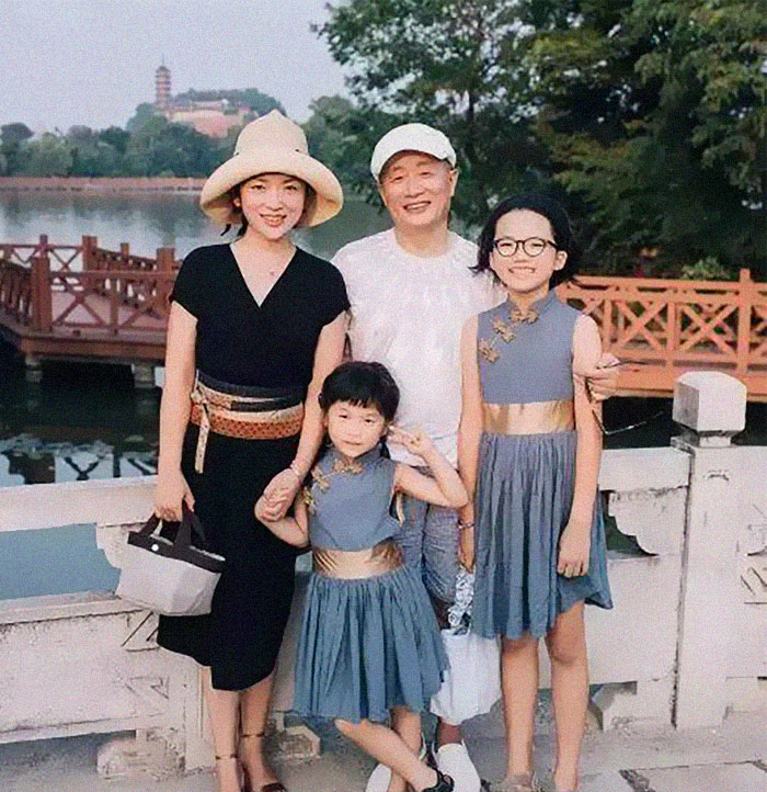 5f3f745d6397e dad daughter same photo location different year hua yunqing 1 40 5f3e2870e4a06  700 - Mesma foto, mesmo lugar há 40 anos!