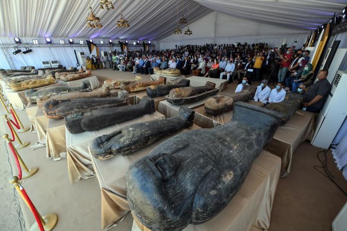 5f841a8416af1 2500 years old mummy tomb opened egypt 2 5f8004c88de9e  700 - Veja o momento em que egípcios abrem um sarcófago de 2.500 anos