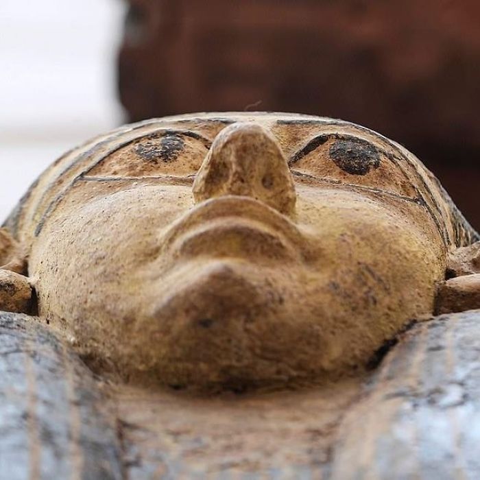 5f841a8443b8f 2500 years old mummy tomb opened egypt 9 5f80052db2190  700 - Veja o momento em que egípcios abrem um sarcófago de 2.500 anos