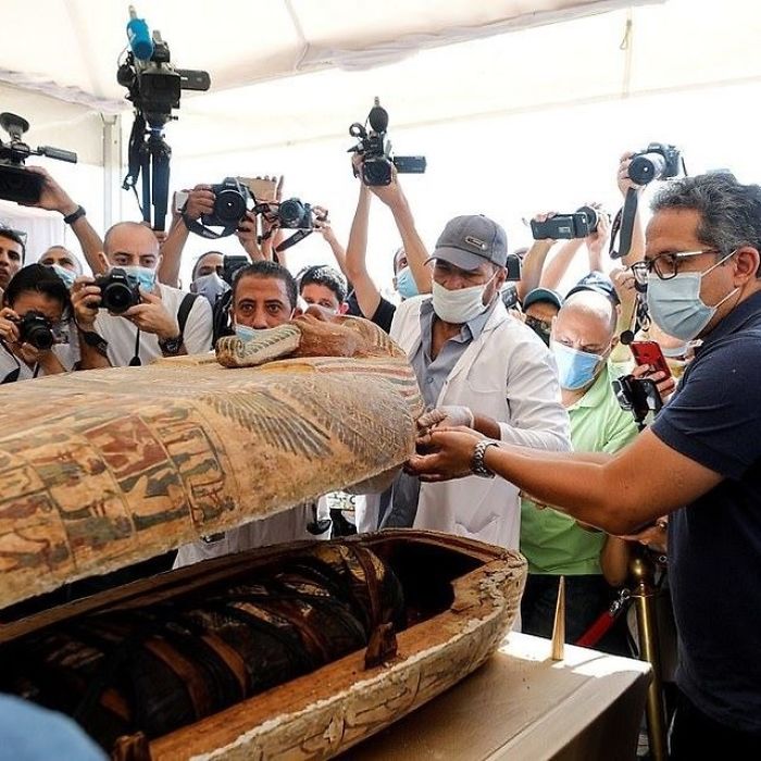 5f841a84581b1 2500 years old mummy tomb opened egypt 12 5f800533e778f  700 - Veja o momento em que egípcios abrem um sarcófago de 2.500 anos