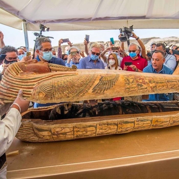 5f841a846eb36 2500 years old mummy tomb opened egypt 11 5f800531dfa0d  700 - Veja o momento em que egípcios abrem um sarcófago de 2.500 anos