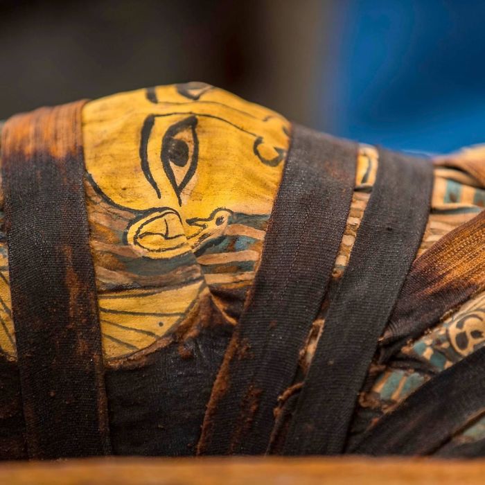 5f841a8488716 2500 years old mummy tomb opened egypt 10 5f80052fdce25  700 - Veja o momento em que egípcios abrem um sarcófago de 2.500 anos