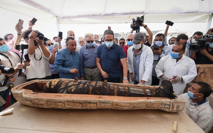 5f841a84ca835 2500 years old mummy tomb opened egypt 7 5f8004d11f7da  700 - Veja o momento em que egípcios abrem um sarcófago de 2.500 anos