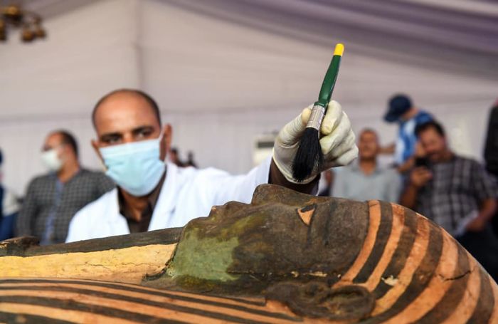 5f841a84e090d 2500 years old mummy tomb opened egypt 6 5f8004cfa992e  700 - Veja o momento em que egípcios abrem um sarcófago de 2.500 anos