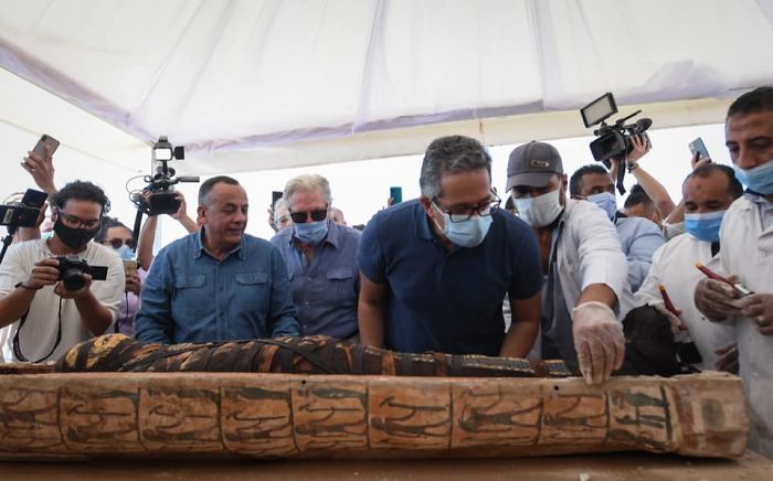 5f841a850349b 2500 years old mummy tomb opened egypt 5 5f8004cdc818a  700 - Veja o momento em que egípcios abrem um sarcófago de 2.500 anos